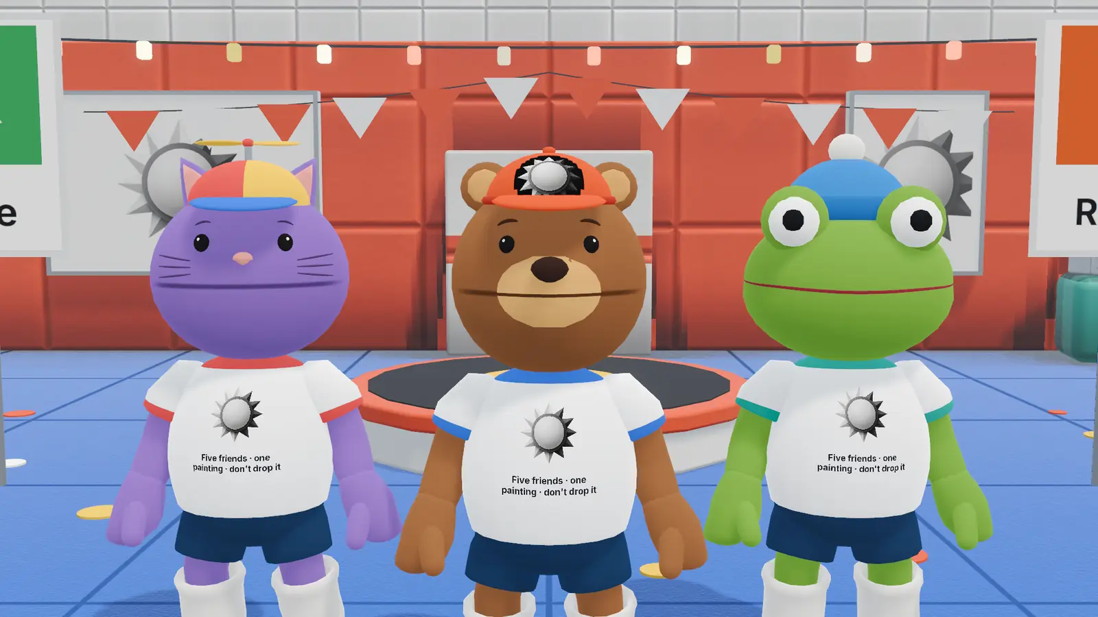 Drei Spielfiguren: eine Katze, ein Bär und ein Frosch in Team-Shirts.